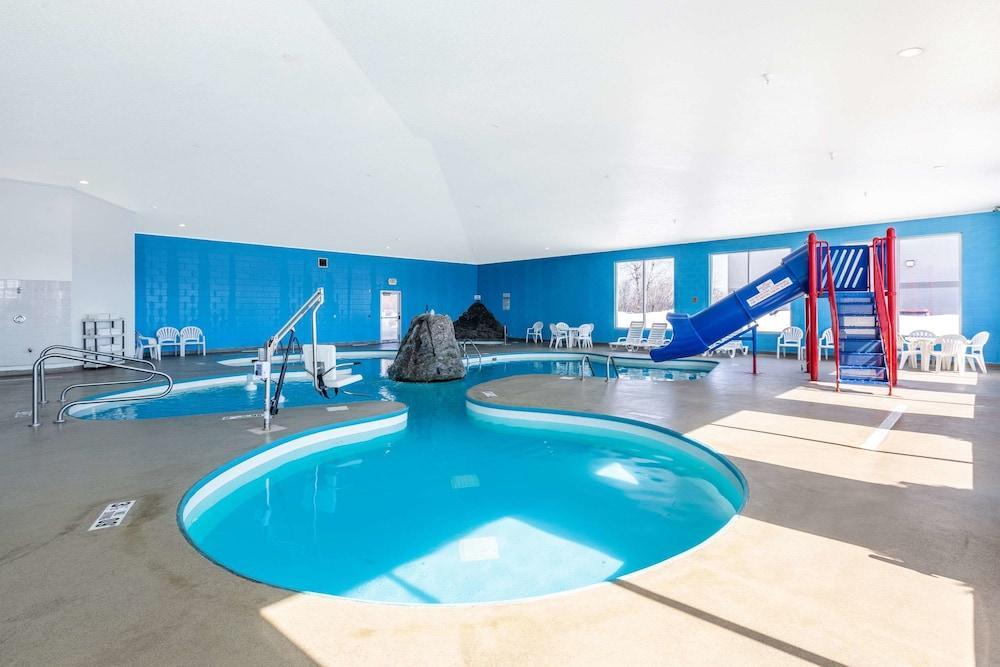 אסקנבה Comfort Suites מראה חיצוני תמונה