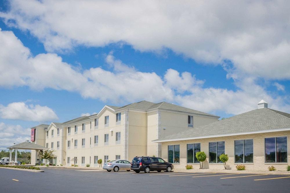 אסקנבה Comfort Suites מראה חיצוני תמונה
