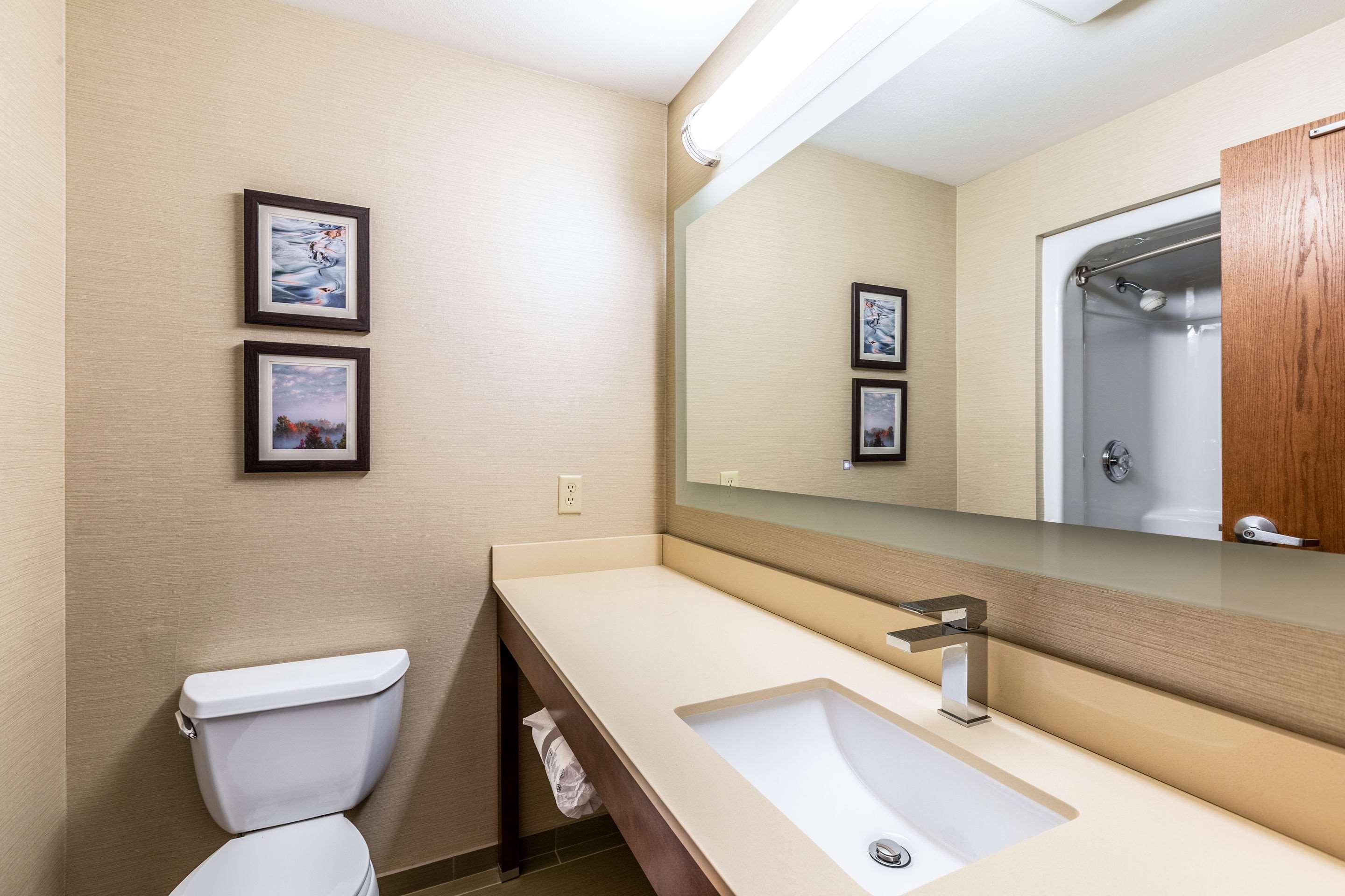 אסקנבה Comfort Suites מראה חיצוני תמונה