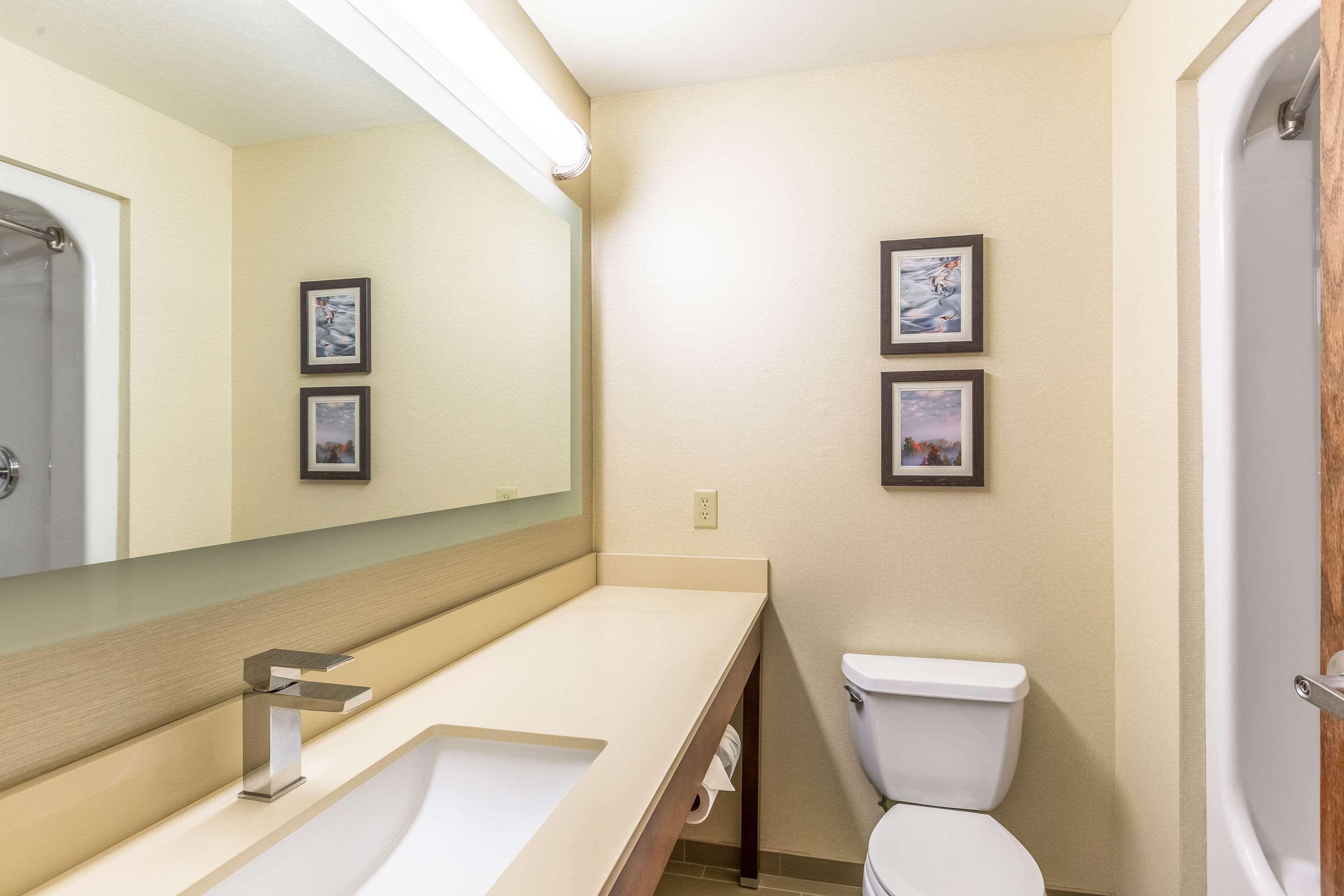 אסקנבה Comfort Suites מראה חיצוני תמונה