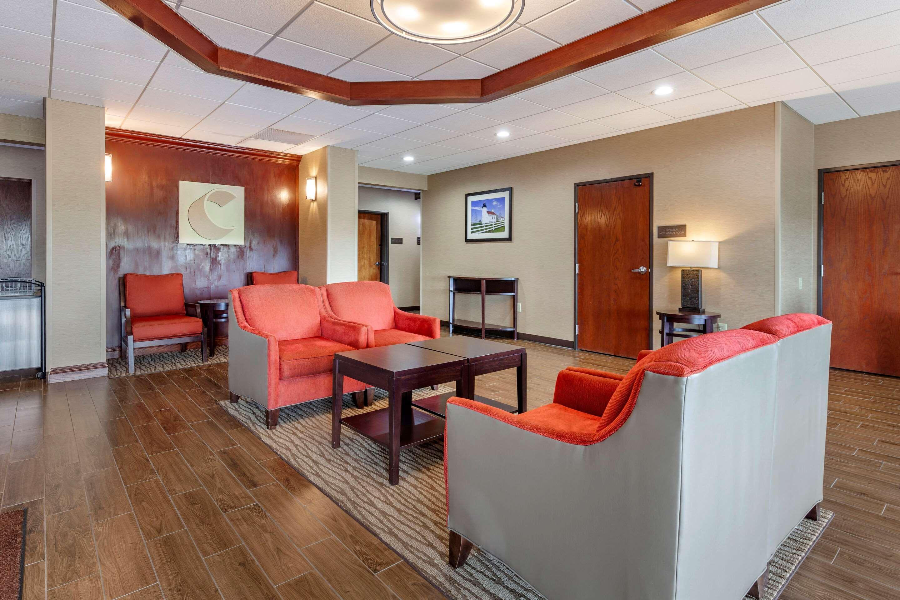 אסקנבה Comfort Suites מראה חיצוני תמונה