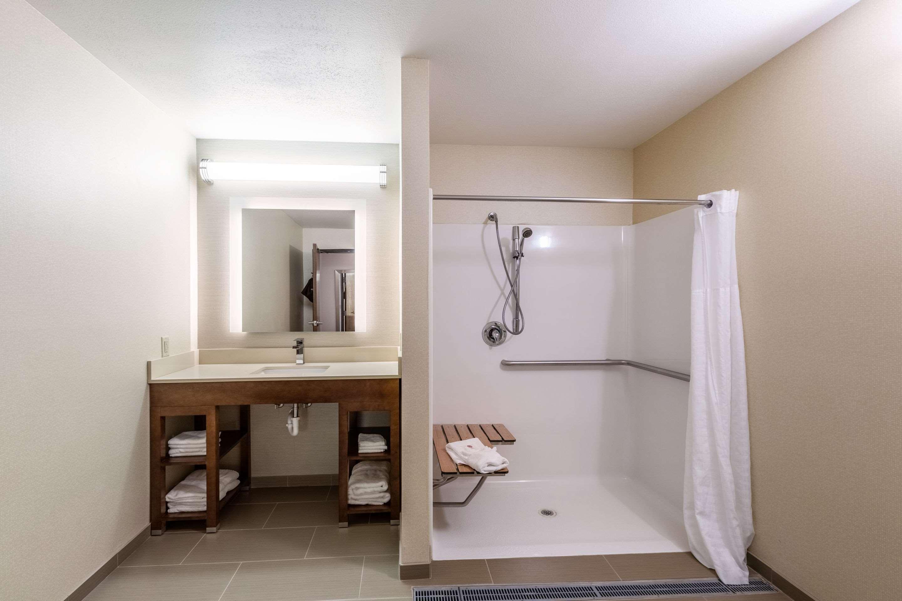 אסקנבה Comfort Suites מראה חיצוני תמונה