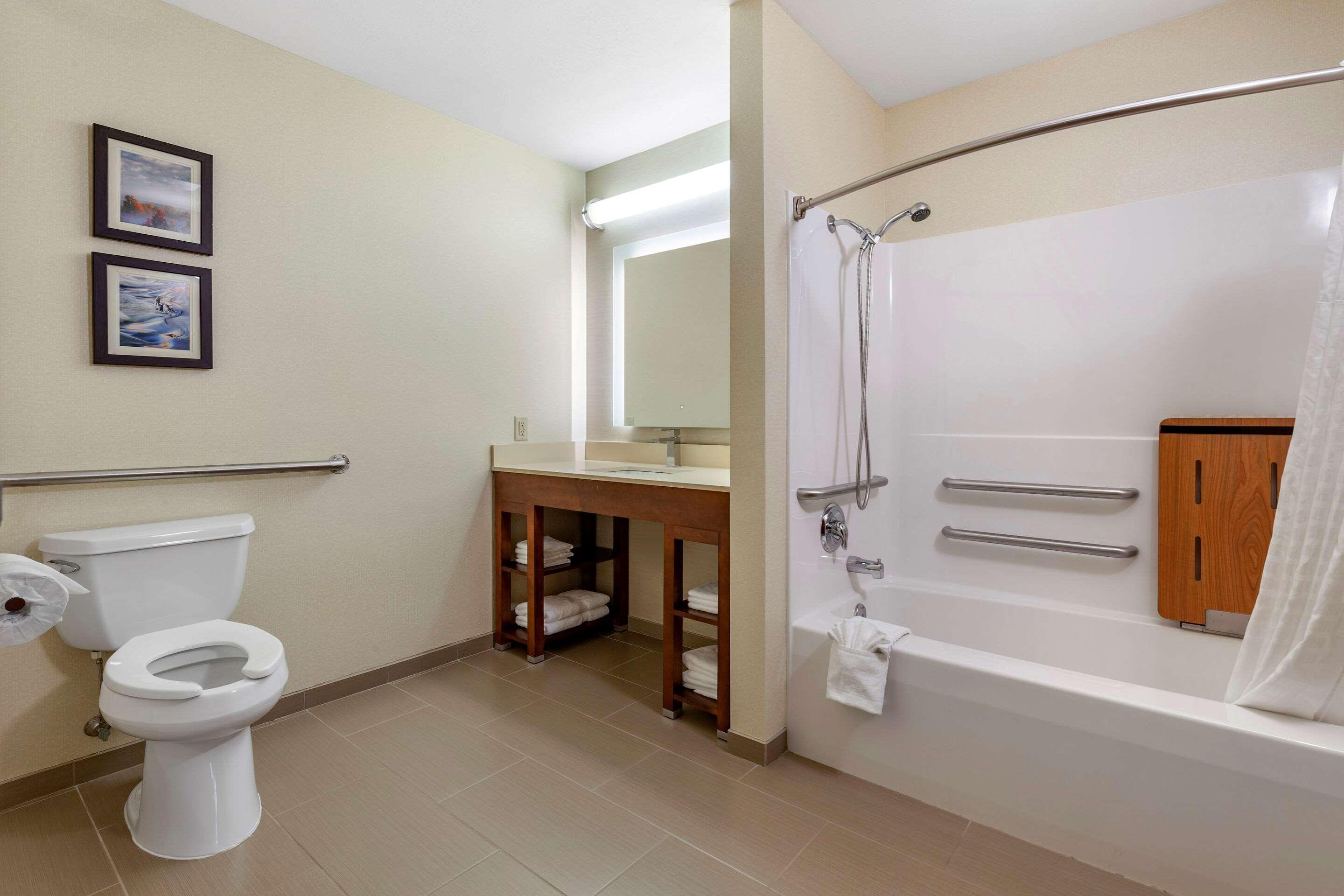 אסקנבה Comfort Suites מראה חיצוני תמונה