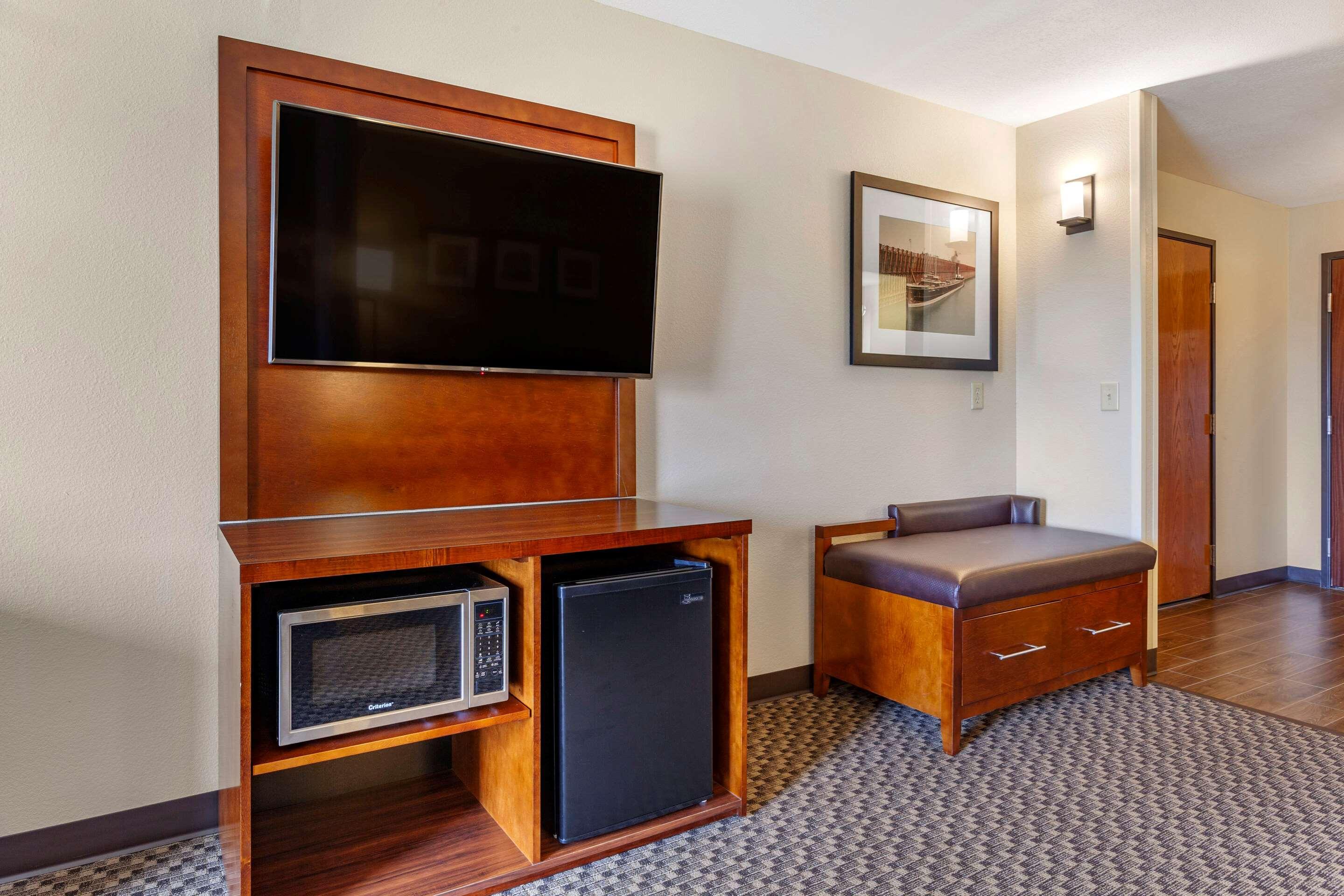 אסקנבה Comfort Suites מראה חיצוני תמונה