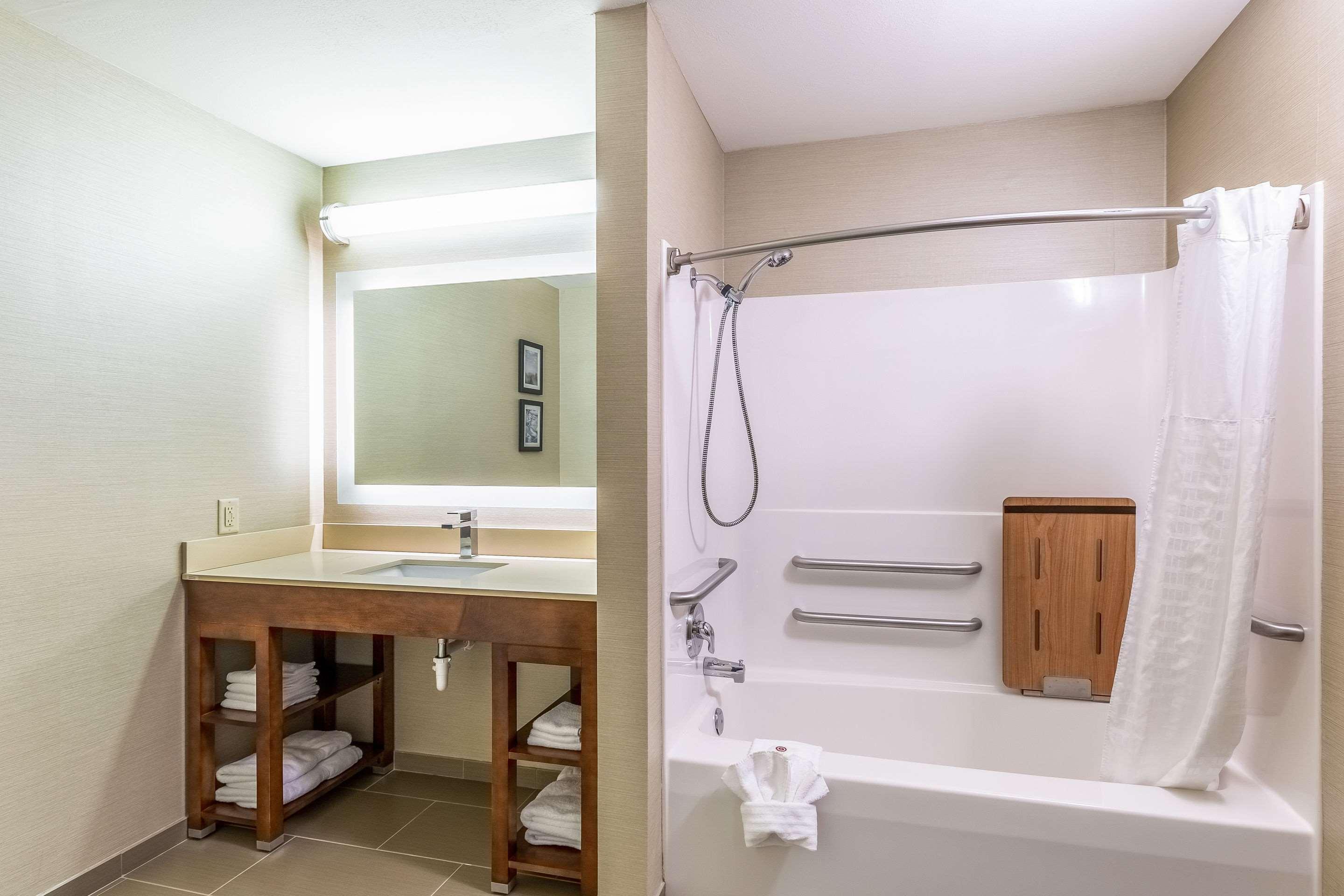 אסקנבה Comfort Suites מראה חיצוני תמונה