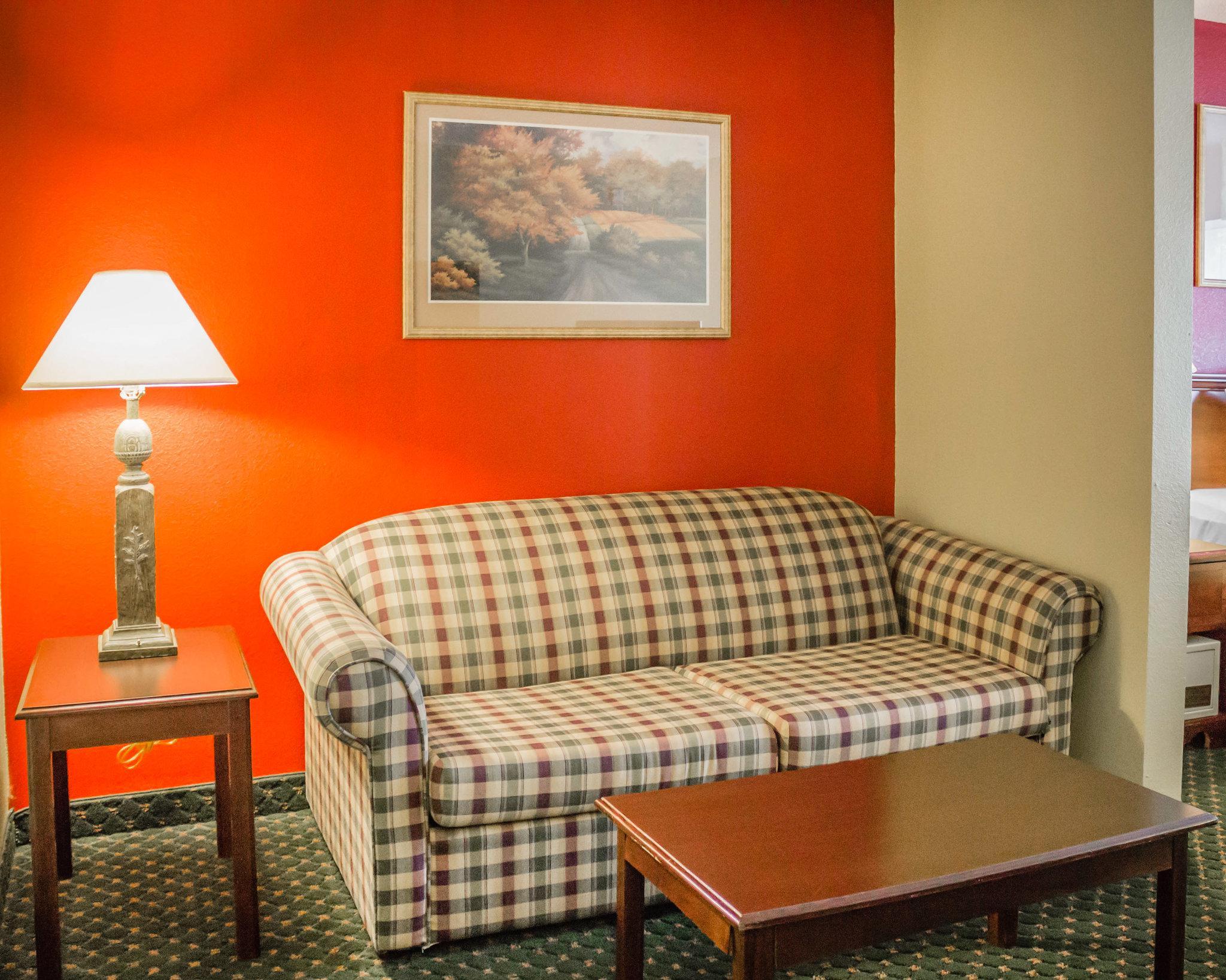 אסקנבה Comfort Suites מראה חיצוני תמונה