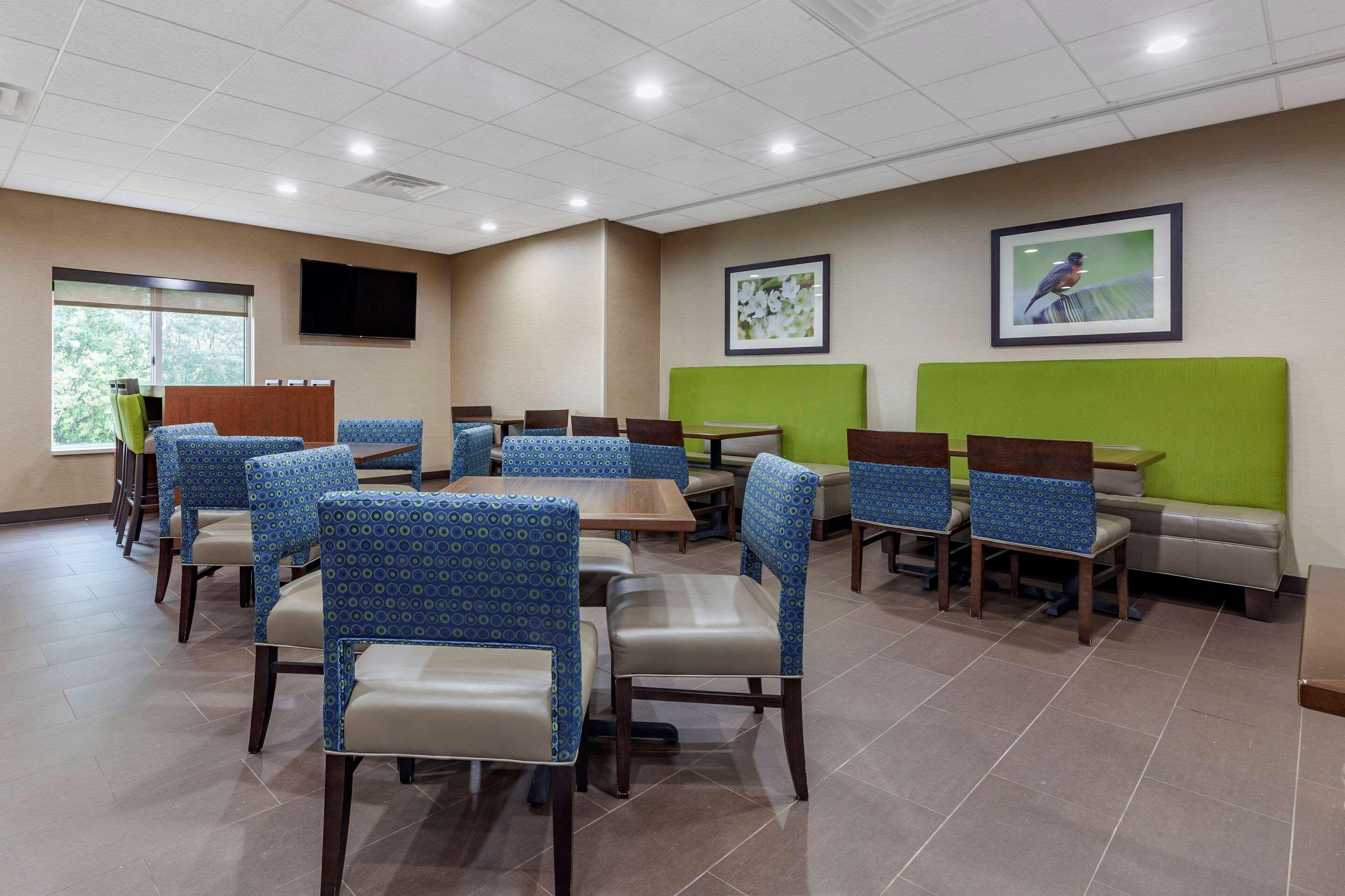אסקנבה Comfort Suites מראה חיצוני תמונה