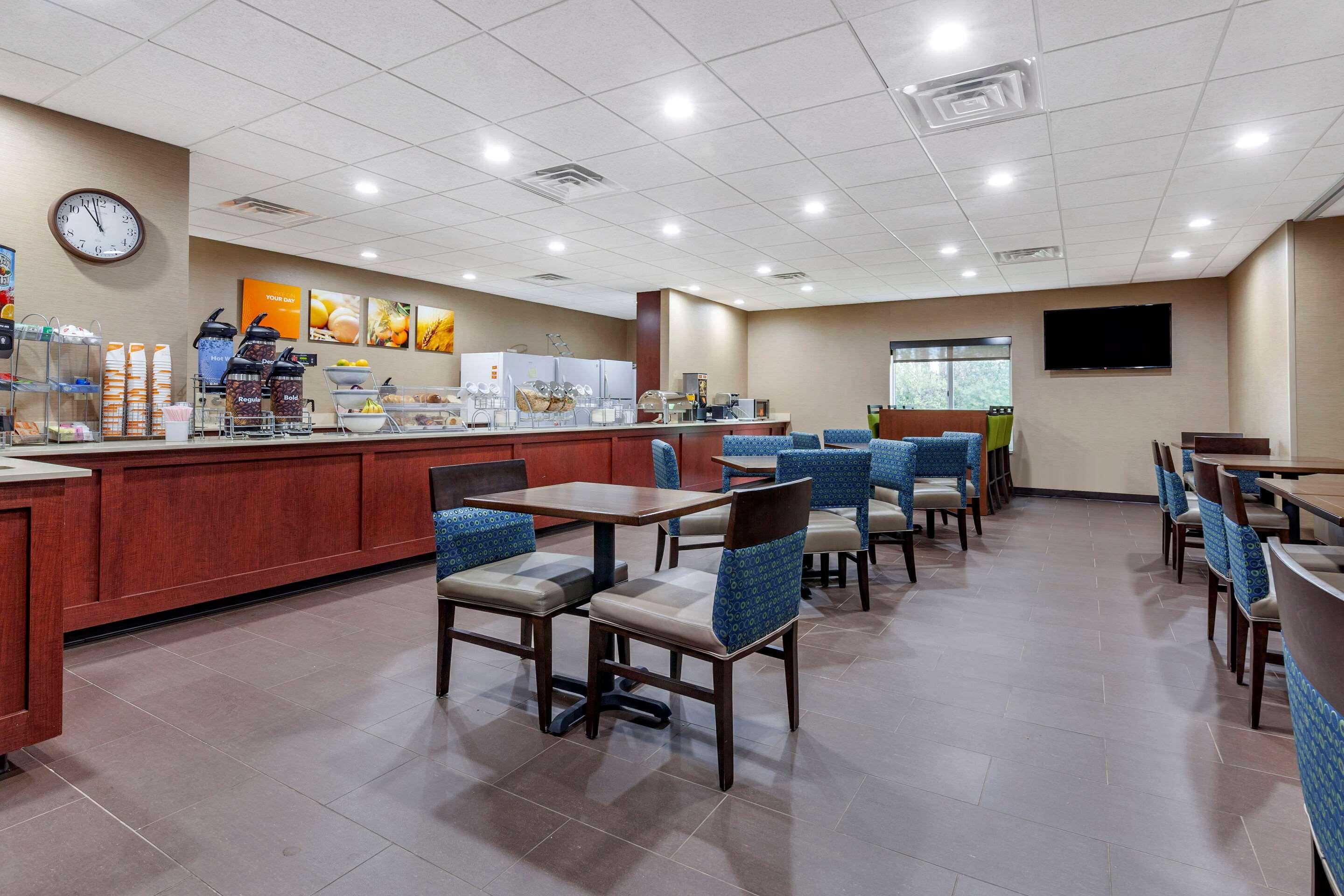 אסקנבה Comfort Suites מראה חיצוני תמונה